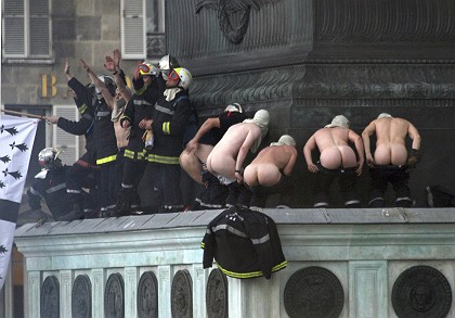 mooning-firemen